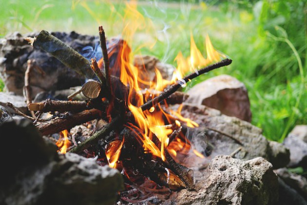 Comment faire du feu avec une pierre à feu - Surplus Militaire
